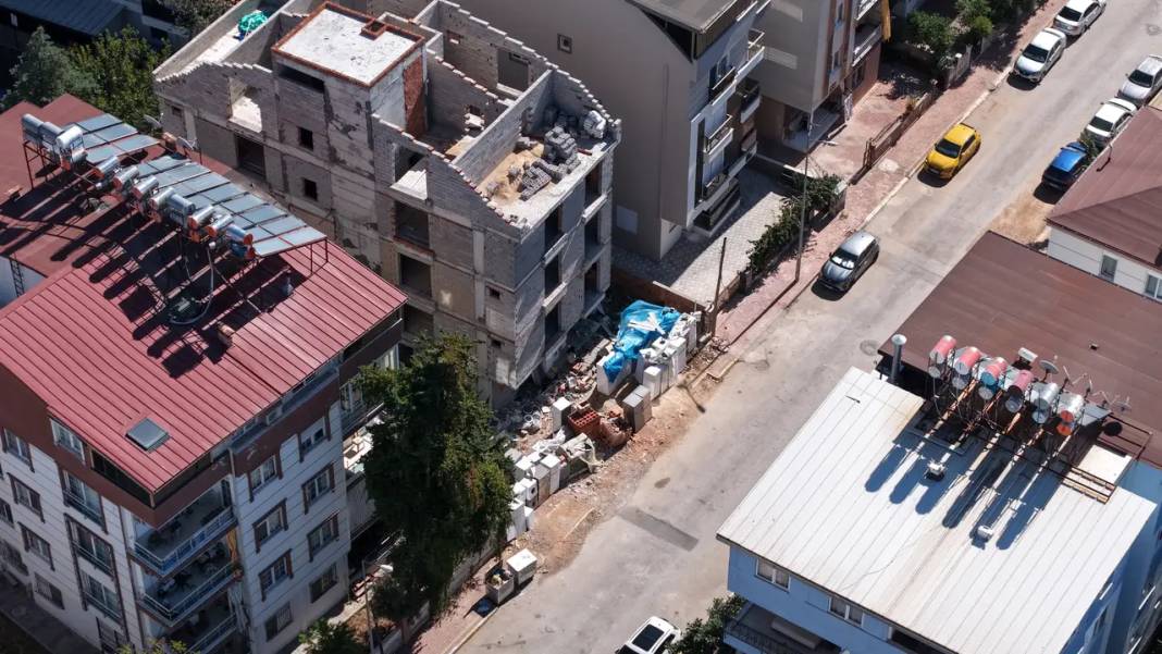 Kepez'de İnşaat Bitmeden Yerleştiler, Müteahhit Mahkemeye Gitti 2